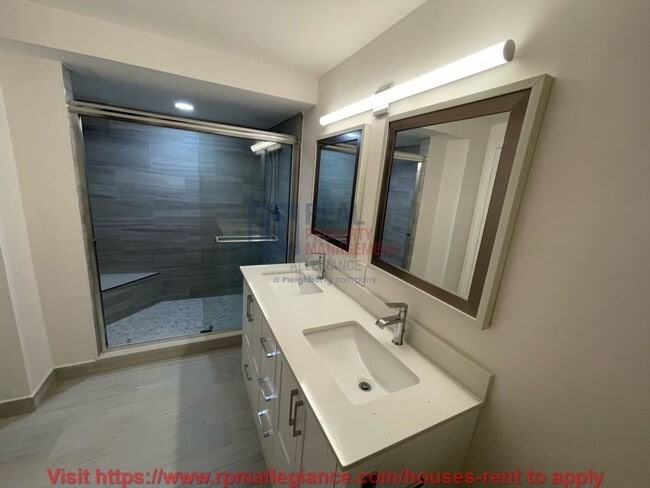 Building Photo - Updated 2-Bedroom Villa with Modern Featur...