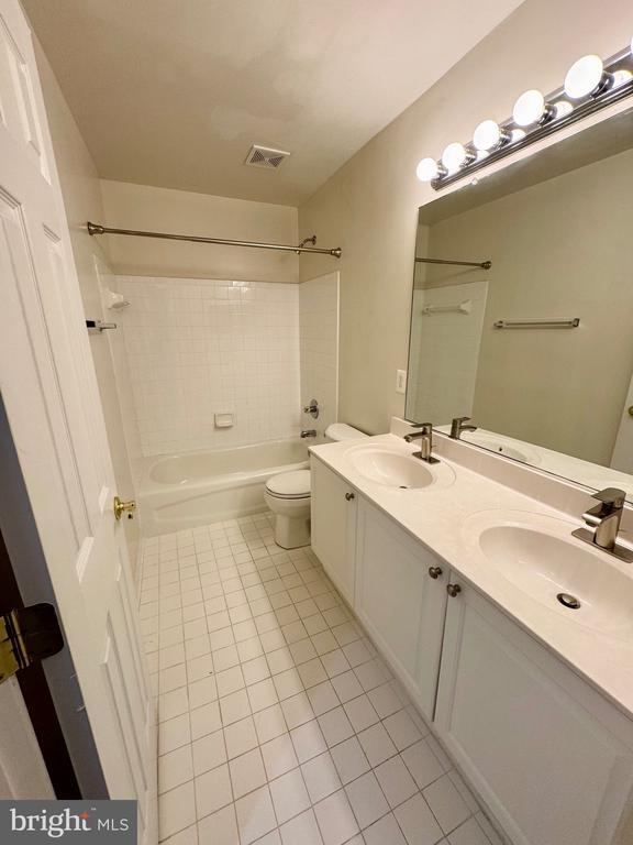 Building Photo - 805 Winterberry Dr