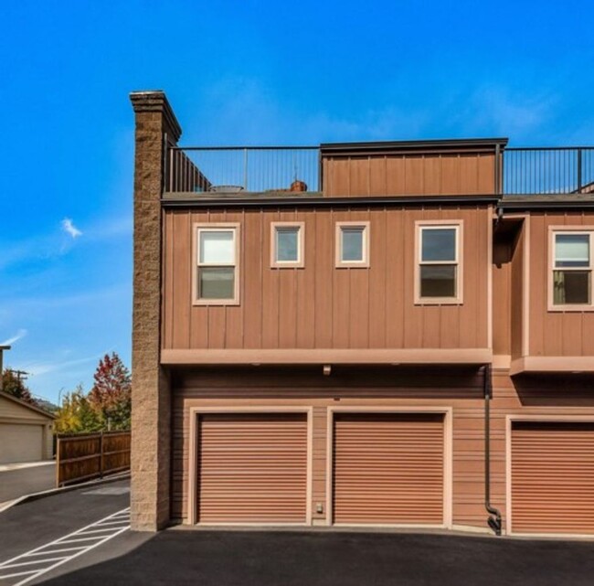 Building Photo - Luxurious Townhouse in NW Bend, 3 Bedrooms...