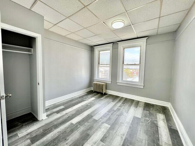 Building Photo - 100 Romaine Ave
