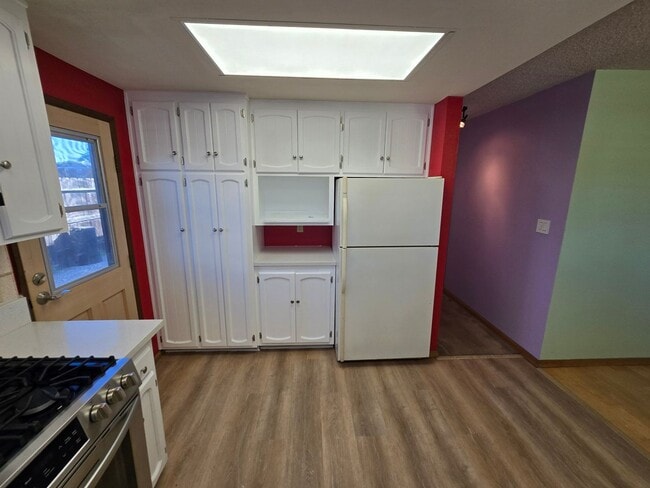 Building Photo - Spacious 3BR/2BA with Modern Upgrades, Lar...