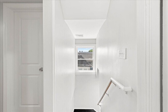 Building Photo - 480 White St