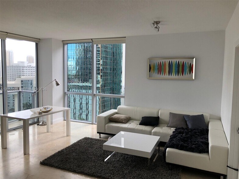 Building Photo - 1060 Brickell Ave