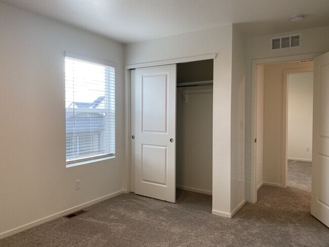 Building Photo - Exquisite 3 Bed 2.5 Bath Single Family Home