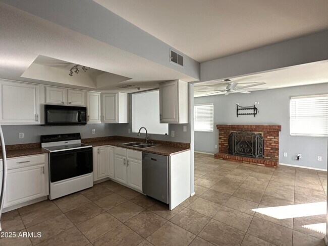 Building Photo - 10421 W Puget Ave