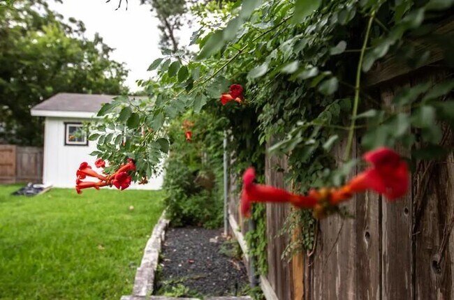 Building Photo - 9802 Kendal Dr