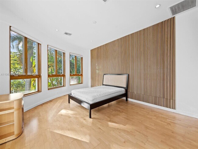 Building Photo - 450 Victoria Terrace