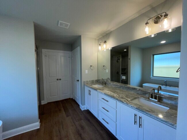 Building Photo - 10008 Dayspring Dr
