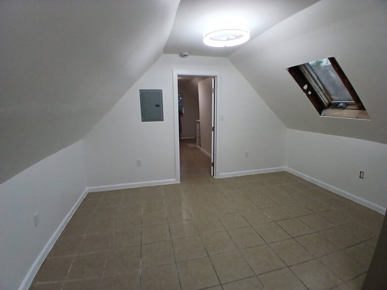 Building Photo - 66 Linden Ave