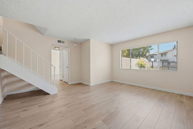 Building Photo - Freshly Updated Townhome - Light, Bright & Spacious!