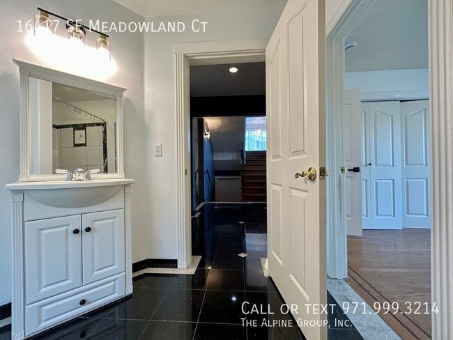 Building Photo - 16417 SE Meadowland Ct