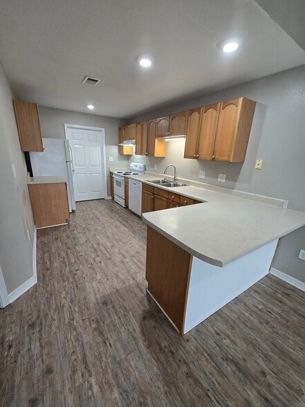 Building Photo - 15127 Deer Creek Dr