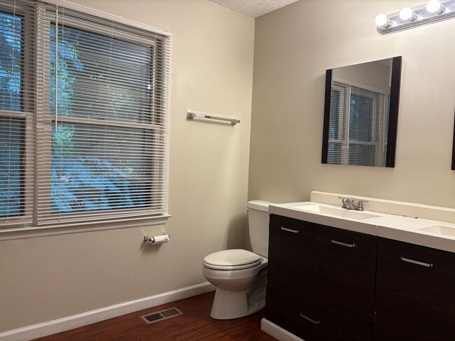 Building Photo - 3 Bedroom, 1 Bathroom House in Winston-Salem!