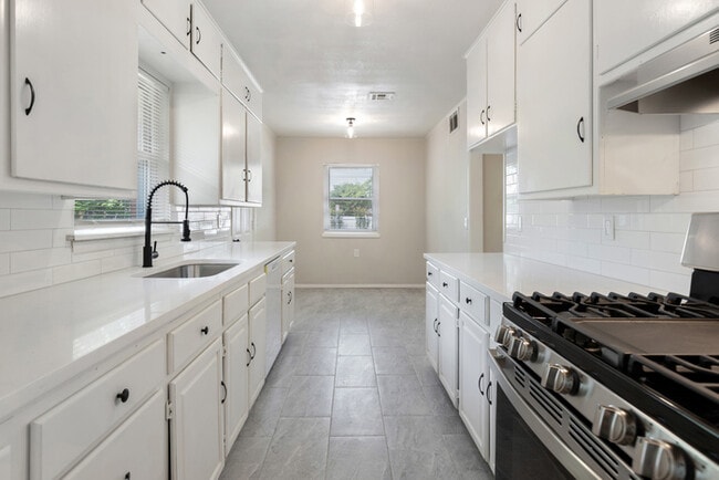 Building Photo - 730 N College St