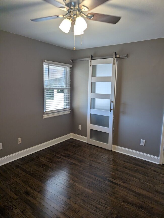 Building Photo - Two bedroom duplex, newly renovated