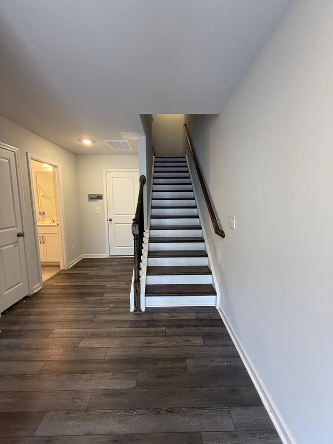 Building Photo - 409 Deercroft Dr