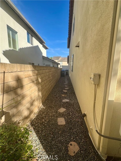 Building Photo - 27935 Hedgeline Dr