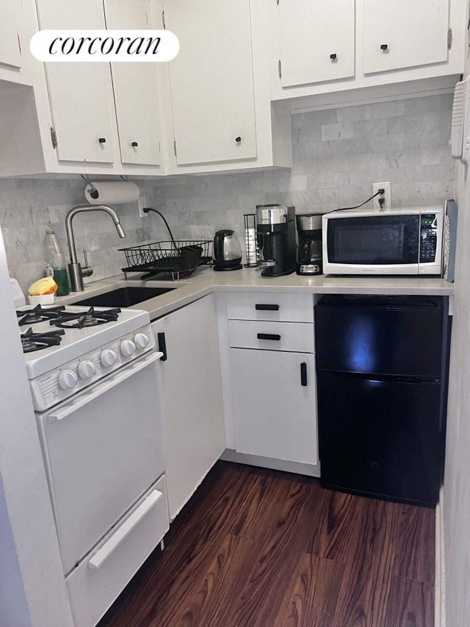 Building Photo - 48 W 55th St