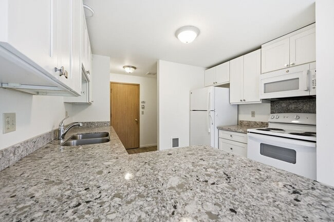 Building Photo - 3 bedroom 1.5 bathroom 2 story duplex in Lacey - North Thurston School District.