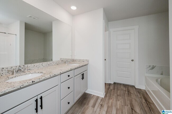 Building Photo - 501 Polo Way