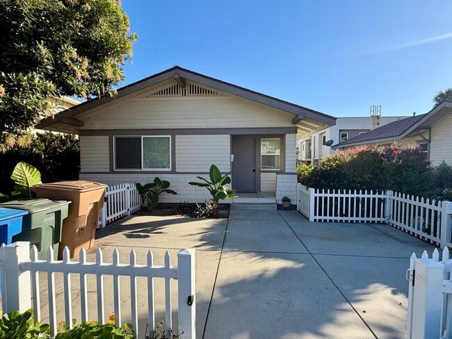 Building Photo - Single-story 2 bed 1 bath caftsman home in Ventura