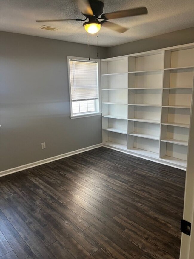 Building Photo - Charming All-Brick Corner Lot Home with Hot Tub & Fenced Yard