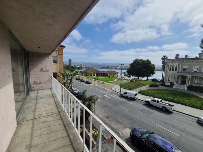 Building Photo - Beautiful Condo In Front of Lake Merritt!