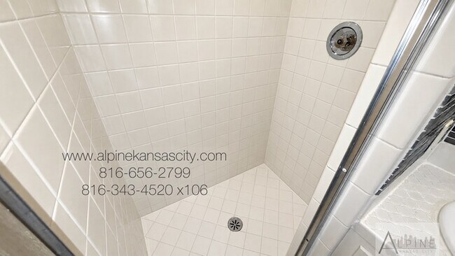 Building Photo - Beautiful Split Level, 5 TRUE Bedrooms!