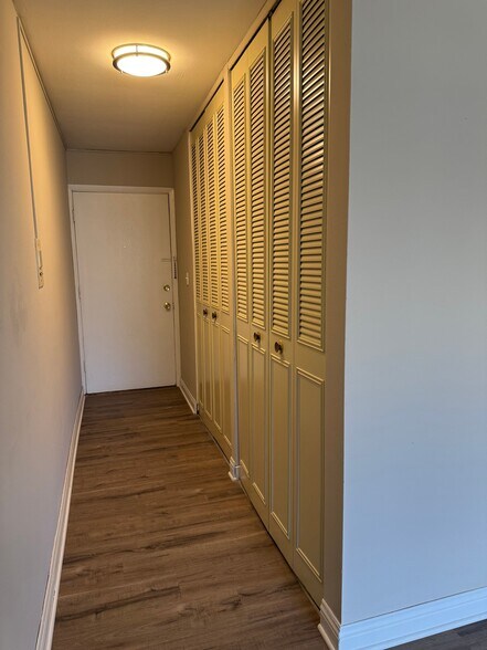 Building Photo - 2260 N Summit Ave