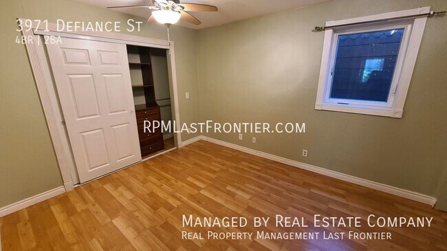 Building Photo - Gorgeous 4 Bedroom and 2 Bath Home w/ Fenc...