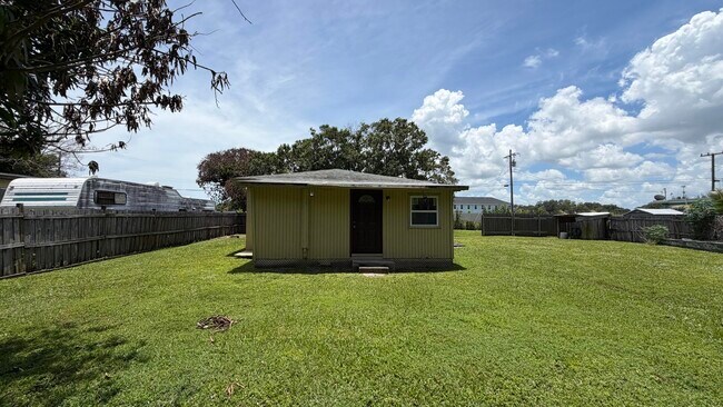 Building Photo - 310 Dickson Dr