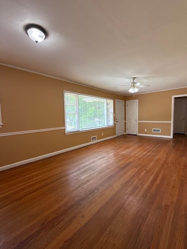 Building Photo - 3 bed and 1 bath in Decatur!