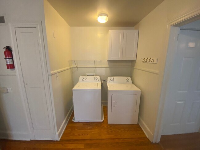 Building Photo - Spacious Second Floor Apartment / Huge Kitchen / Near Duke West and Downtown