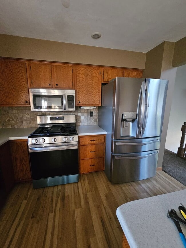 Building Photo - 3 bedroom 2 bath with additional lower lev...