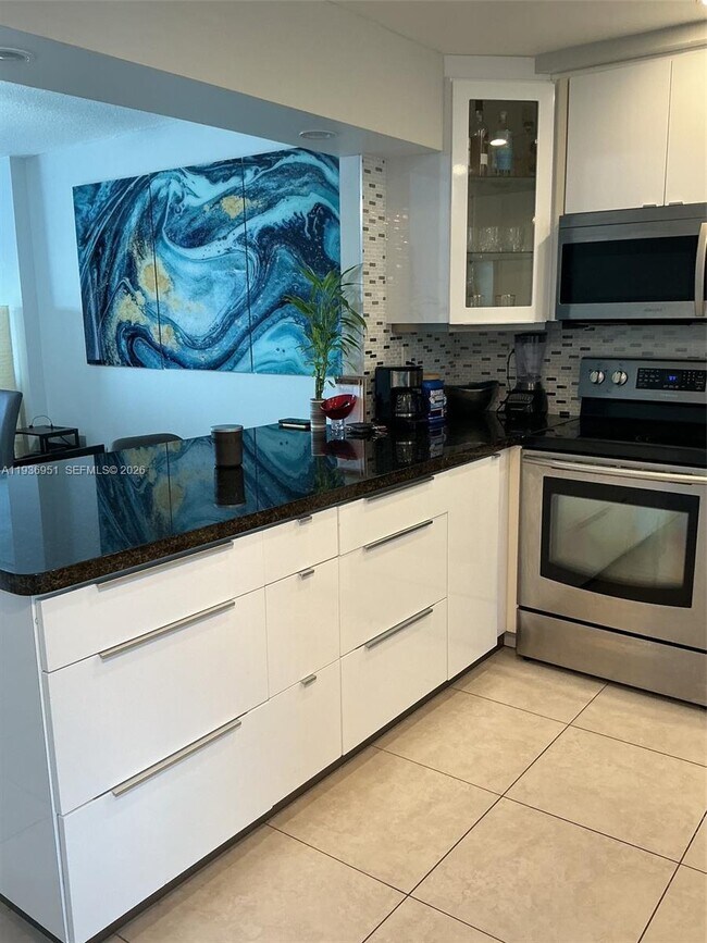 Building Photo - 400 Golden Isles Dr