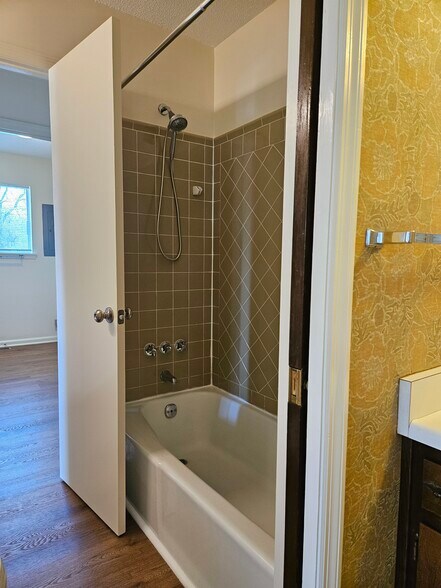 Bathroom tub/shower - 3696 Bennett Rd