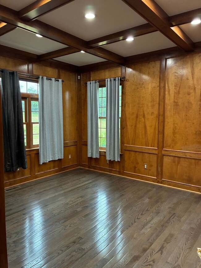 Building Photo - Magnificent 5-Bedroom Private Estate in Bu...