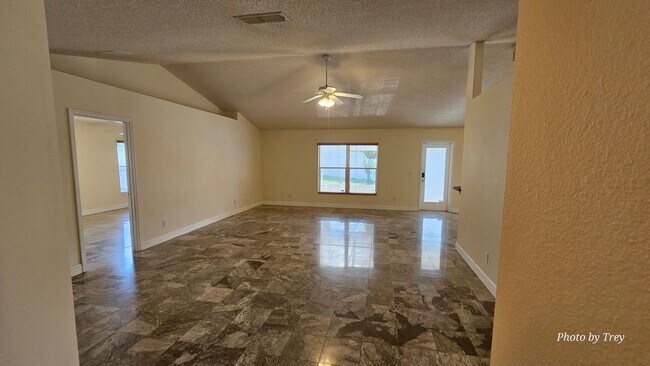 Building Photo - 3 Bed 2 Bath 2 Car Garage