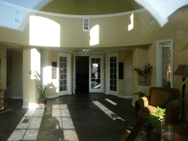 Building Photo - Beautiful, Must See 3 Bed, 2.5 Bath Town H...