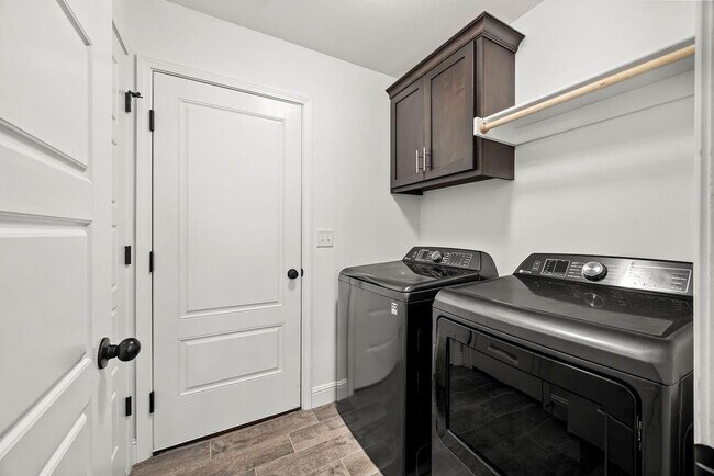 Building Photo - 6007 NW Hoover St