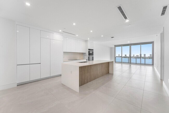 Building Photo - 220 Lake Shore Dr