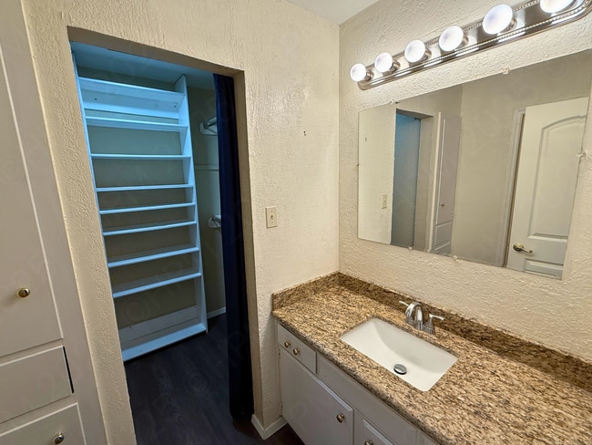 Building Photo - Move-In Special. Half off the first full month's rent with a 12-month lease.