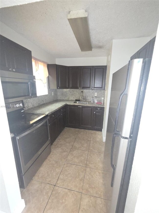 Building Photo - 575 W 69th St