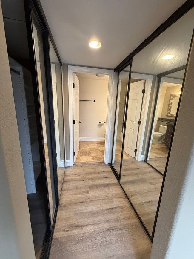 Building Photo - Spacious 2 Bedroom, 2.5 Bath Two-Story Townhome UTC