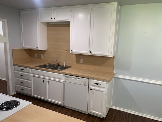 Building Photo - Big lot- Cute 2/1 duplex! Burleson
