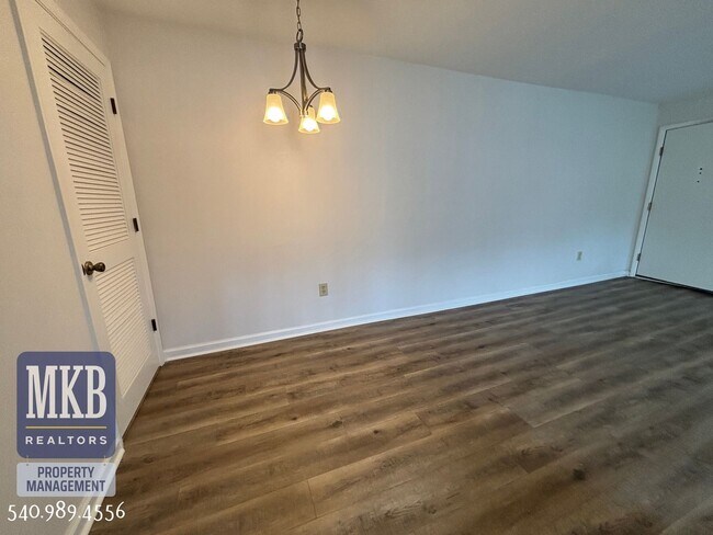 Building Photo - 2527 Gatehouse Ln