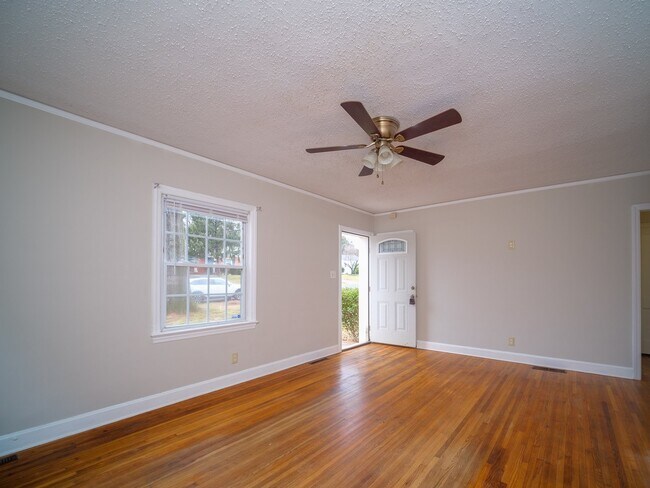 Building Photo - "Charming 3-Bedroom Home with Gleaming Hardwood Floors & 2 Full Baths in Prime Charlotte Location!"