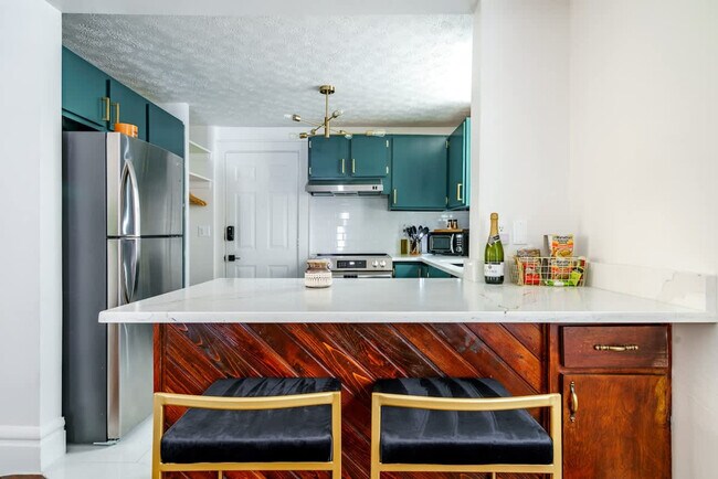 Building Photo - 33 Lundy St