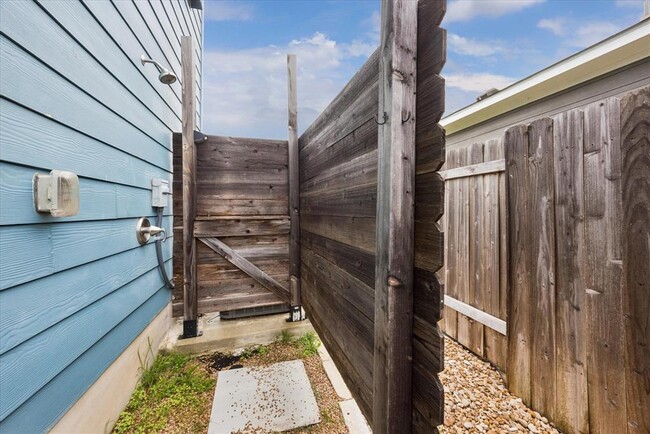 Building Photo - 145 Horsemint Way