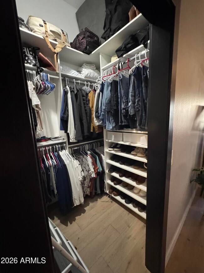 Building Photo - 734 E Kelsi Ave